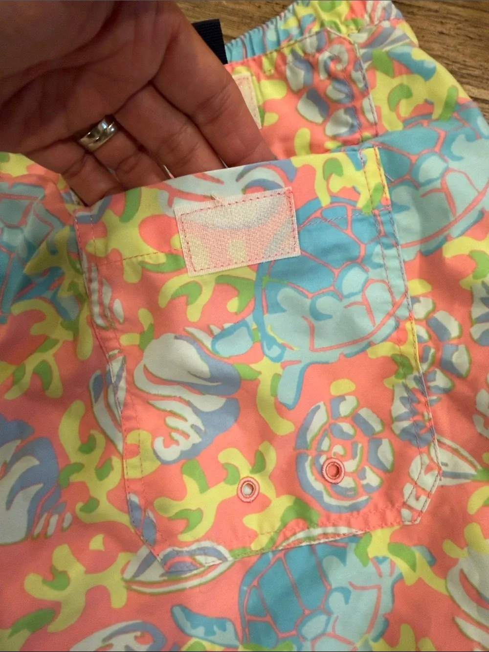 Men’s Vineyard Vines Coral Shell & Seafoam Swim Shorts Size M